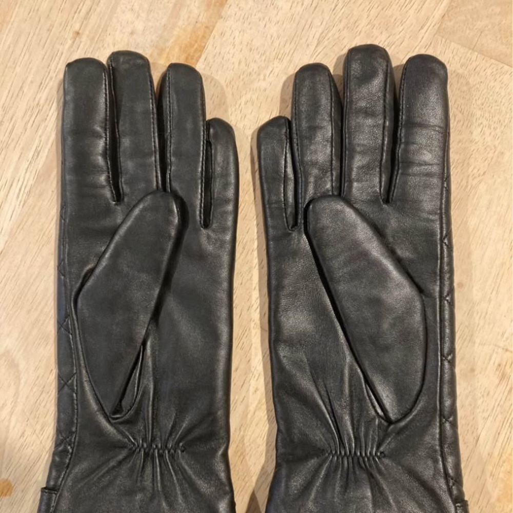 Luxury Black Leather Gloves - Picture 2 of 2